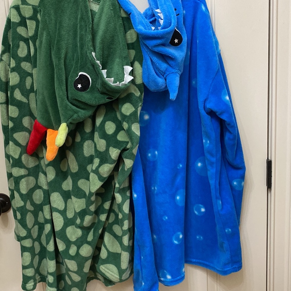 Moosh-Moosh Hooded Blankets shark and frog